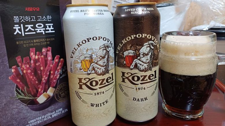 코젤 화이트, 코젤 다크 맥주. 사진=이환주 기자