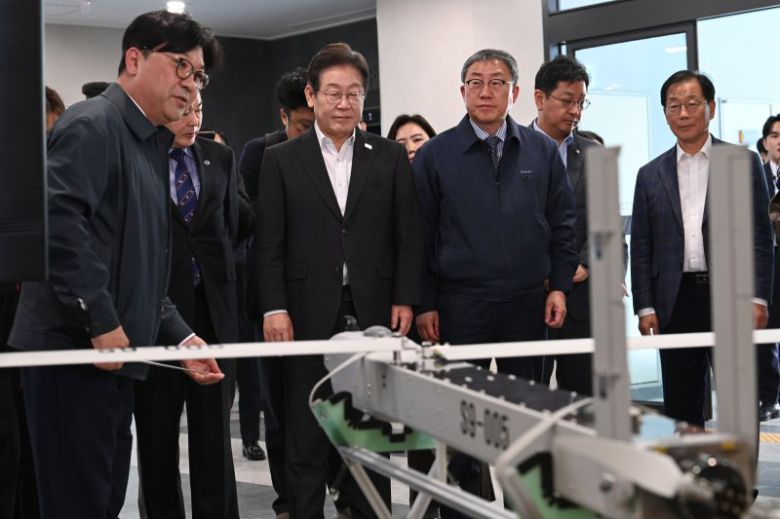 이재명 제21대 대통령 선거 더불어민주당 경선 후보가 4월 17일 대전 유성구 국방과학연구소를 방문해 AI기반 무인체계 연구개발 현장을 둘러보고 있다. 사진=뉴시스