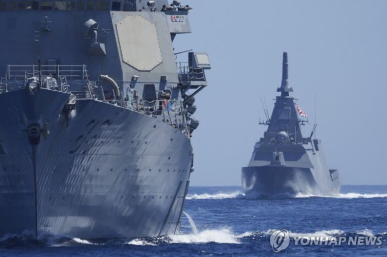 미군 함정과 공동 훈련을 벌이고 있는 일본 함정들. 연합뉴스