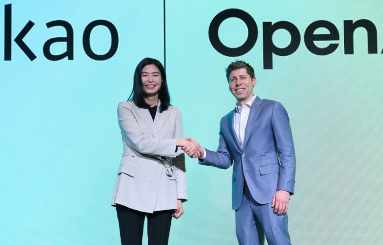 정신아 카카오 대표와 챗GPT 개발사 오픈AI의 샘 올트먼 최고경영자(CEO)가 4일 서울 중구 플라자호텔에서 열린 전략적 제휴 체결 공동 기자간담회에서 악수를 나누고 있다. 카카오는 국내 기업으로는 처음으로 오픈AI와 전략적 제휴를 맺고 인공지능(AI) 서비스 고도화를 위한 기술 협력은 물론 공동 상품 개발 등을 추진할 계획이다. 2025.2.4/뉴스1 ⓒ News1 오대일 기자 /사진=뉴스1