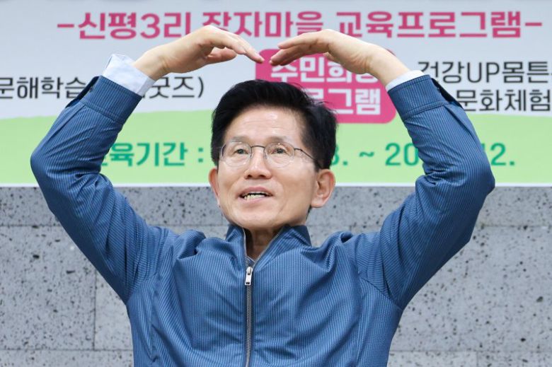 김문수 국민의힘 대통령 후보가 4일 오후 경기 포천시 한센인 정착마을인 장자마을 행복나눔터를 방문해 하트를 그리며 인사하고 있다. 2025.5.4/뉴스1 ⓒ News1 안은나 기자 /사진=뉴스1