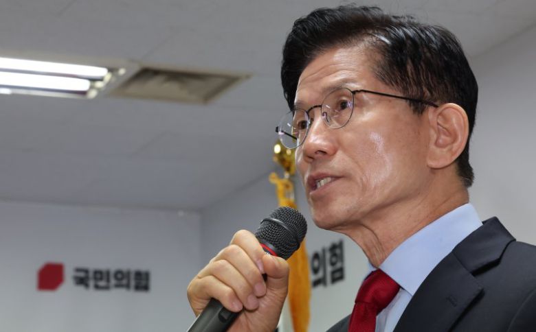 국민의힘으로부터 대통령선거 후보 자격이 취소된 김문수 후보가 10일 오전 서울 여의도에 마련된 대선 캠프 사무실에서 긴급기자회견을 하고 있다. 뉴스1