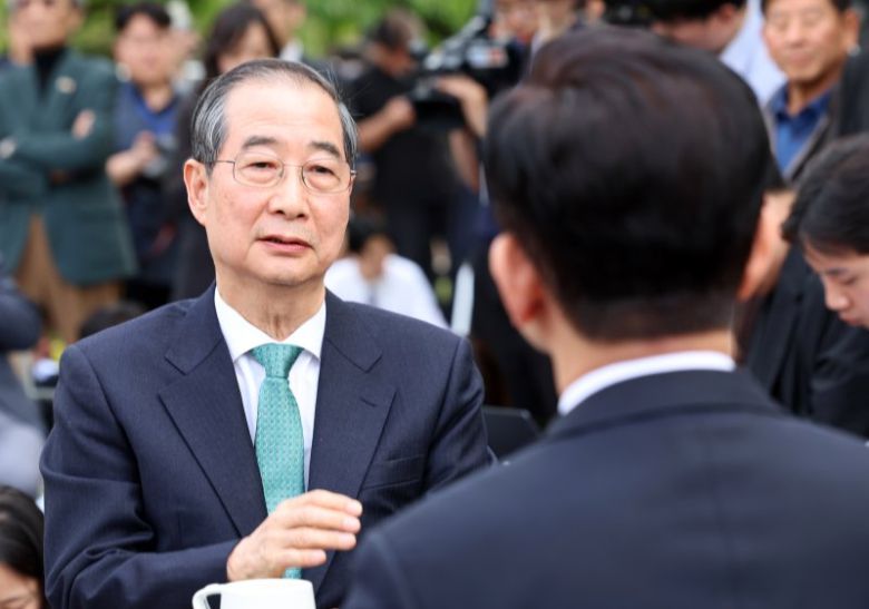 김문수 국민의힘 대선 후보와 한덕수 무소속 대선 후보가 지난 8일 서울 여의도 국회 강변서재 야외에서 단일화 관련 회동을 하고 있다. /사진=뉴시스