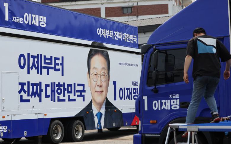 제21대 대통령 선거 후보 등록 마감일인 11일 경기도 양주시 한 차량광고업체에서 관계자들이 더불어민주당 이재명 대선 후보 선거운동 유세차량을 제작·점검하고 있다. /사진=연합뉴스