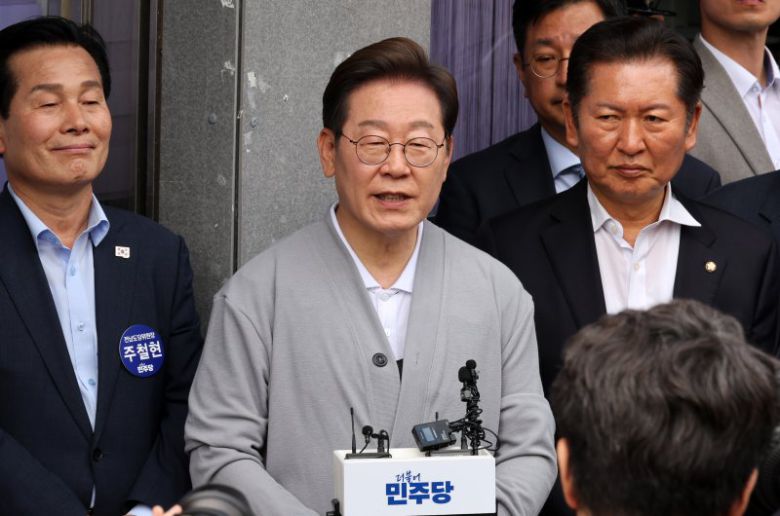 [영암=뉴시스] 조성우 기자 = 민심을 청취하는 '경청 투어'에 나선 이재명 더불어민주당 대선후보가 11일 전남 영암군 학산면 독천 낙지거리에서 주민들을 만난 뒤 백브리핑을 하고 있다. 2025.05.11. xconfind@newsis.com /사진=뉴시스