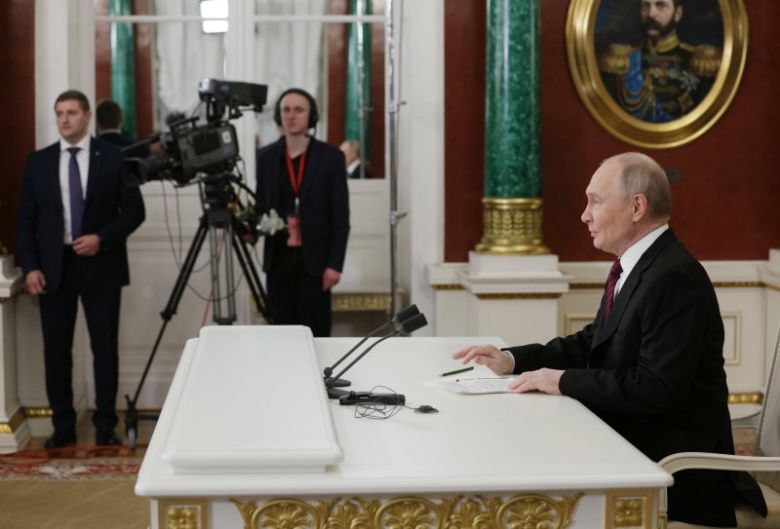 블라디미르 푸틴 러시아 대통령이 10일(현지시간) 러시아 모스크바 크렘린궁에서 오는 15일 튀르키예 이스탄불에서 우크라이나와 조건없는 직접 협상하는 것을 제안하는 내용을 포함한 담화를 발표하고 있다. EPA연합뉴스