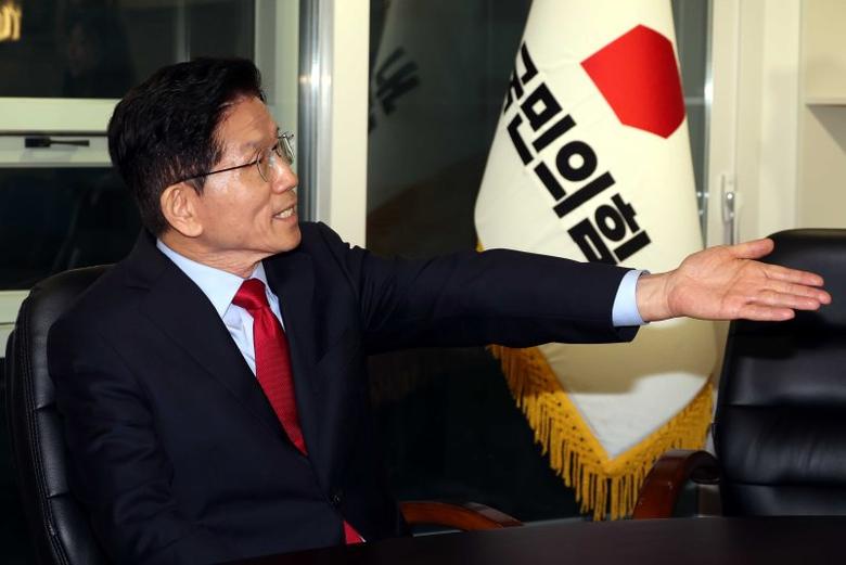 김문수 국민의힘 대선후보가 10일 오전 서울 여의도 국민의힘 중앙당사 대통령후보실에서 캠프 관계자들과 대화를 하고 있다. /사진=뉴시스