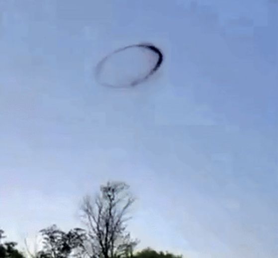 미국 캔자스주 상공에서 거대한 검은 고리 형태의 특이 현상이 목격됐다. 폭스웨더