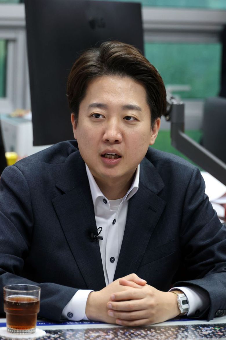 이준석 개혁신당 대선 후보가 지난 9일 국회 의원회관에서 파이낸셜뉴스와 가진 인터뷰에서 범보수 진영의 빅텐트론을 비롯해 탄핵 정국에서 치러지는 이번 대선의 의미 등을 포함해 주요 현안에 대한 입장을 밝히고 있다. 사진=서동일 기자