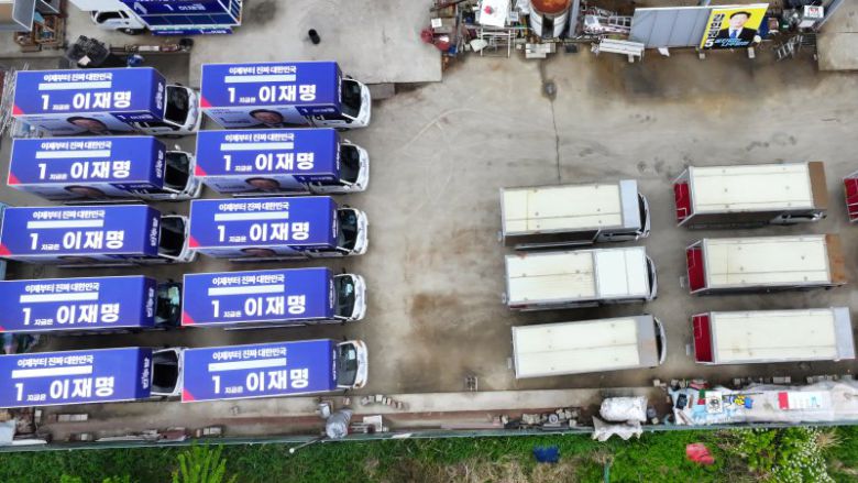 상반된 유세차량 6·3 대선 후보 등록 마감일인 11일 광주 광산구에 위치한 한 차량 광고업체에 선거유세에 쓰일 차량이 대기 중이다. 일찌감치 후보가 확정된 더불어민주당 유세차량과는 달리 후보교체 갈등 끝에 전날 늦게 최종 후보가 확정된 국민의힘의 미완성 유세차량이 주차돼 있다. 연합뉴스