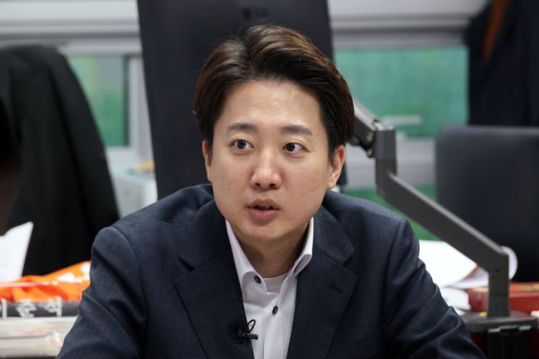 이준석 개혁신당 대선 후보가 지난 9일 국회 의원회관에서 파이낸셜뉴스와 가진 인터뷰에서 주요 현안에 대한 자신의 의견을 밝히고 있다. 사진=서동일 기자