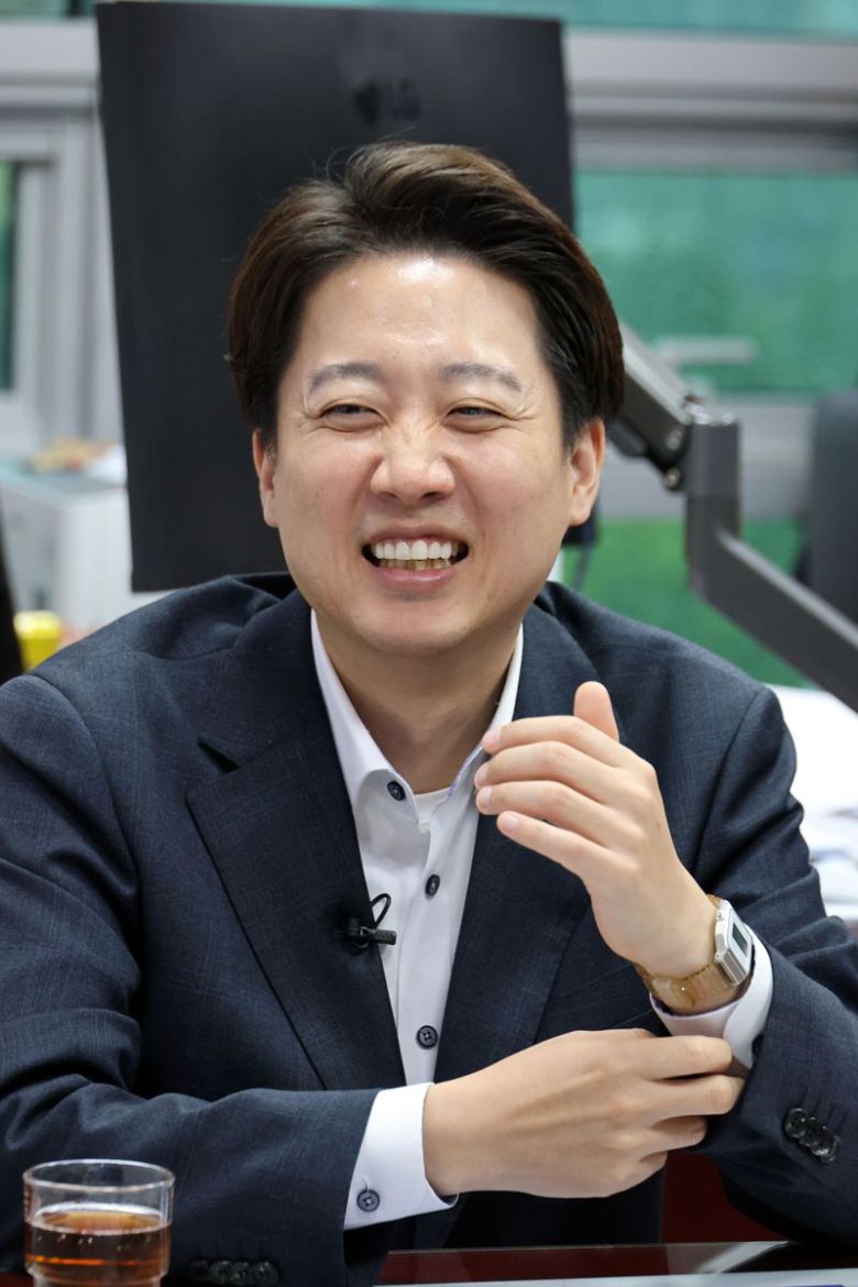 이준석 개혁신당 대선 후보가 지난 9일 국회 의원회관에서 파이낸셜뉴스와 가진 인터뷰에서 주요 현안에 대한 자신의 의견을 밝히고 있다. 사진=서동일 기자