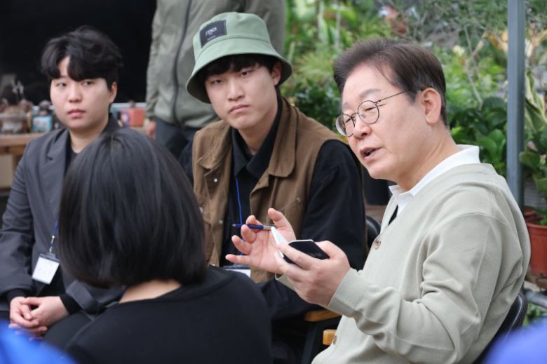 민심을 청취하는 '경청 투어'에 나선 이재명 더불어민주당 대선후보가 6일 충북 보은군 화훼농원 숲결에서 청년 농업인들과 간담회를 하고 있다. 사진=뉴시스