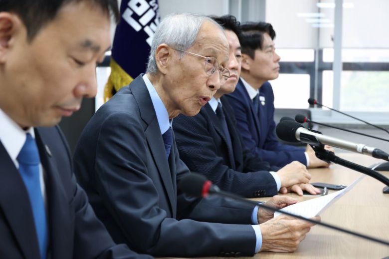 윤여준 더불어민주당 상임 총괄선대위원장이 11일 오전 서울 여의도 당사에서 선거 전반에 대한 기조와 관련해 기자간담회를 하고 있다. 사진=뉴스1