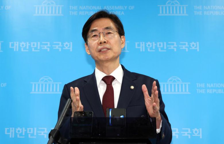 조경태 국민의힘 의원이 10일 오후 서울 여의도 국회 소통관에서 '국민의힘 대선후보 불법교체 즉각 철회 촉구' 기자회견을 마치고 취재진의 질문에 답변하고 있다. 뉴시스