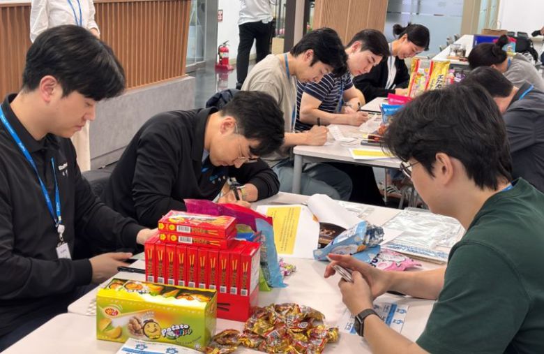 지난달 30일 에코프로 포항캠퍼스에서 간식세트와 손편지를 준비하는 에코프로 임직원 모습. 에코프로 제공