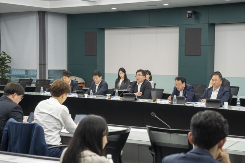 농협금융은 9일, 서울 중구 소재 본사에서 2025년 제1차 ?농협금융 ESG추진협의회?를 개최했다. 조정래 부사장 주재로 ESG추진협의회를 주재하고 있다. 농협금융지주 제공