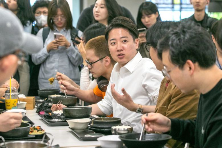 이준석 개혁신당 대통령 후보가 12일 오전 서울 서대문구 연세로 연세대학교에서 본격적인 선거 유세 활동에 나서며 학생들과 만나 점심 식사를 하고 있다. 공동취재