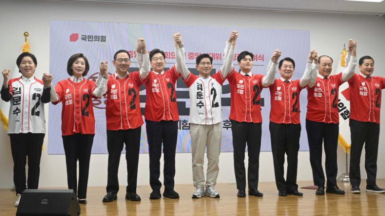 김문수 국민의힘 대통령 후보와 공동선대위원장들이 12일 오전 서울 영등포구 여의도 중앙당사에서 열린 중앙선대위 임명장 수여식에서 손을 맞잡아 들어보이며 기념촬영을 하고 있다. 왼쪽부터 양향자, 나경원, 주호영, 권성동 공동선대위원장, 김 후보, 김용태, 안철수, 황우여 공동선대위원장, 박대출 총괄지원본부장.(공동취재) 뉴스1