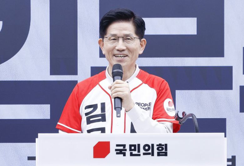 김문수 국민의힘 대통령 후보가 12일 오전 서울 여의도 중앙당사에서 열린 중앙선대위 임명장 수여식에서 인사말을 하고 있다. (공동취재) 2025.5.12/뉴스1