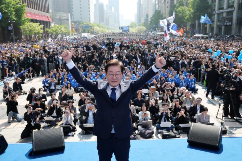 이재명 더불어민주당 대선후보가 공식 선거운동 첫날인 12일 '빛의 혁명'이란 슬로건으로 서울 청계광장에서 열린 중앙선거대책위원회 출정식 및 첫 유세에서 양손을 들고 자신을 상징하는 '기호 1번'을 의미하는 엄지를 들고 있다. 이 후보는 유세에서 "이번 대선은 민주당과 국민의힘의 대결이 아닌, 내란으로 나라를 송두리째 무너뜨리고 헌정질서·민생을 파괴한 거대 기득권과의 일전"이라며 한 표를 호소했다. 사진=서동일 기자                                    김문수 국민의힘 대선후보와 새로 지명된 김용태 비상대책위원장을 비롯한 공동선대위원장들이 12일 서울 여의도 중앙당사에서 열린 '중앙선대위 출범식'에서 기념촬영을 하고 있다. 왼쪽부터 주호영·권성동 공동선대위원장, 김 후보, 김 비대위원장, 안철수 공동선대위원장. 나머지 공동선대위원장에는 황우여·나경원·양향자 위원장 등이 포진해 있다. 사진=박범준 기자