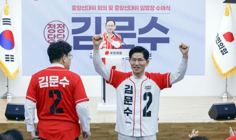 김문수 국민의힘 대선후보가 12일 서울 여의도 국민의힘 중앙당사에서 열린 '중앙선거대책위원회 출범식 및 선대위원장 임명장 수여식'에서 인사말을 마친 후 손을 들어 인사를 하고 있다. 사진=박범준 기자