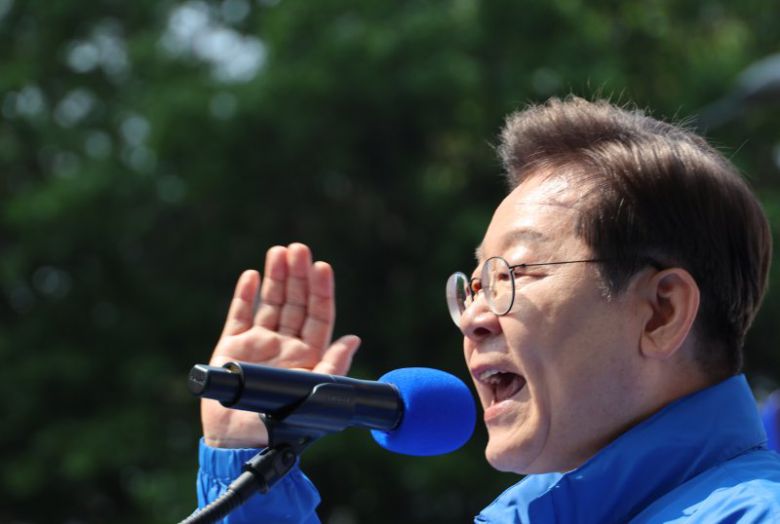 더불어민주당 이재명 대선 후보가 6·3 대통령선거 공식 선거운동 첫날인 12일 서울 광화문 청계광장에서 열린 출정식 및 첫 유세에서 후보 연설을 하고 있다. 사진=연합뉴스