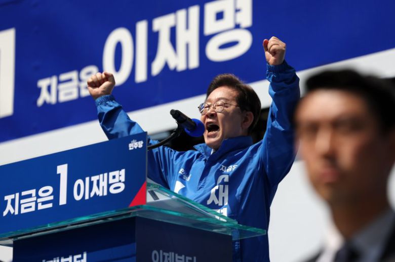 더불어민주당 이재명 대선 후보가 6·3 대통령선거 공식 선거운동 첫날인 12일 서울 광화문 청계광장에서 열린 중앙선대위 출정식 및 첫 유세에서 시민들에게 지지를 호소하고 있다. 사진=연합뉴스