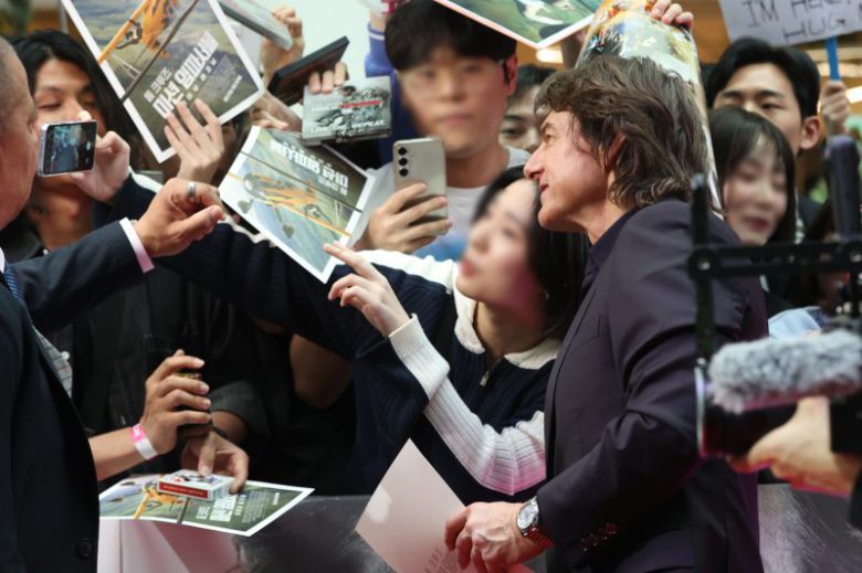 할리우드 배우 톰 크루즈가 지난 8일 서울 송파구 롯데월드 아이스링크에서 열린 영화 '미션 임파서블: 파이널 레코닝' 레드카펫 행사에서 팬서비스를 하고 있다. 연합뉴스