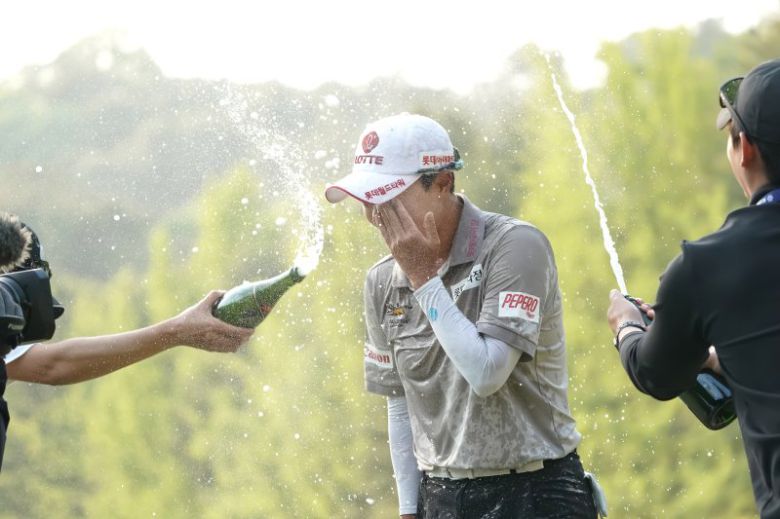 경기 고양시 뉴코리아CC에서 열린 '레이디스 유러피언투어(LET) 아람코 챔피언십' 최종라운드, 우승을 차지한 김효주가 축하 물세례를 받고 있다.뉴시스