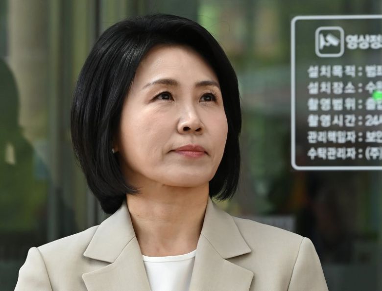 이재명 더불어민주당 대선 후보의 배우자 김혜경씨가 12일 경기 수원시 영통구 수원지방법원에서 열린 '공직선거법위반 혐의' 2심 선거 공판을 마친 뒤 법원을 나서고 있다. 뉴시스