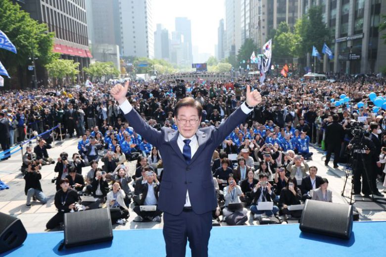 더불어민주당 이재명 대선 후보가 6·3 대통령선거 공식 선거운동 첫날인 12일 '빛의 혁명'을 상징하는 공간인 서울 광화문 청계광장에서 첫 유세를 시작하며 두 팔을 번쩍 들고 있다. 사진=서동일 기자