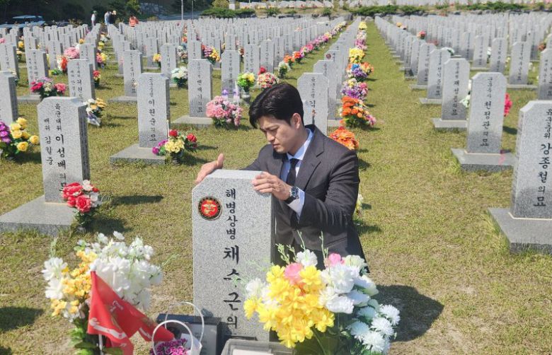 (서울=뉴스1) = 국민의힘 비상대책위원장에 내정된 김용태 의원이 12일 대전 유성구 국립대전현충원을 찾아 채 상병 묘역을 참배하고 있다. (국민의힘 제공. 재판매 및 DB 금지) 2025.5.12/뉴스1 /사진=뉴스1화상