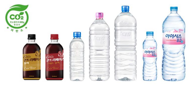 롯데칠성음료 저탄소 제품들 롯데칠성음료 제공                                      지난해 8월 대전시청에서 열린 '탄소중립 그린 파트너십' 체결식에서 박윤기 롯데칠성음료 대표이사(왼쪽부터)와 이장우 대전시장, 황인규 CNCITY에너지 회장이 기념촬영을 하고 있다.                                       지난해 12월 충남 태안군 의항리 해역에서 진행된 '맑고 깨끗한 바다 조성을 위한 잘피 이식 사업'을 위해 롯데칠성음료, 해양경찰청, 환경재단 관계자들이 잘피 이식 작업을 하고 있다. 롯데칠성음료 제공