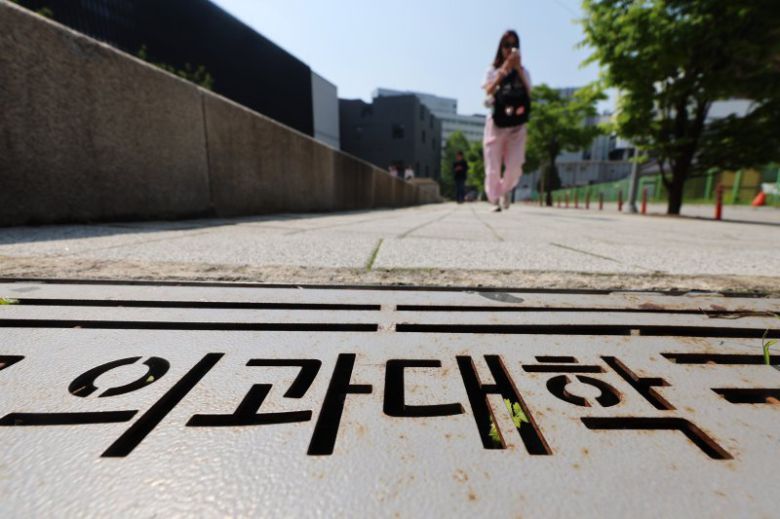 (서울=뉴스1) 황기선 기자 = 전국 40개 의과대학 학생 총 1만 9475명 가운데 8305명이 유급, 46명이 제적 처리된다. 정부의 거듭된 복귀 호소에도 불구하고 의대생 10명 중 4명 이상이 유급되면서 내년도 수업에도 차질이 생길 전망이다. 1학년 중 올해 유급되는 1626명과 내년 신입생 3058명, 성적 경고 대상 등을 포함해 내년에는 최대 6900명이 동시에 1학년이 되는 '트리플링' 사태가 불가피해지고 있다. 사진은 12일 서울 시내 의과대학의 모습. 2025.5.12/뉴스1 /사진=뉴스1화상