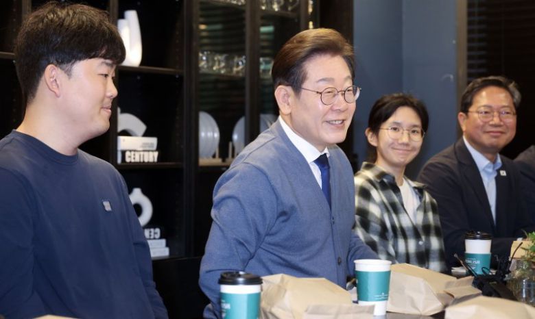 이재명(왼쪽 두 번째) 더불어민주당 대선후보가 제21대 대통령선거 공식 선거운동이 시작된 12일 경기 성남시 분당구 판교역 인근 미팅룸에서 열린 'K-혁신' 브라운백 미팅에서 IT 개발자들과 대화하고 있다. 공동취재