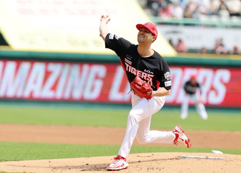 11일 SSG랜더스필드에서 열린 2025 프로야구 KIA 타이거즈와 SSG 랜더스의 더블헤더 1차전 경기, 1회말 KIA 선발 네일이 공을 던지고 있다. 뉴시스
