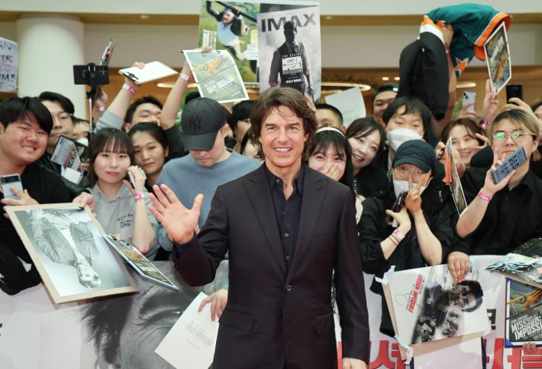 할리우드 배우 톰 크루즈가 지난 8일 서울 송파구 롯데월드 아이스링크에서 열린 영화 '미션 임파서블: 파이널 ‘레코딩 레드카펫 행사에서 포즈를 취하고 있다. 뉴스1