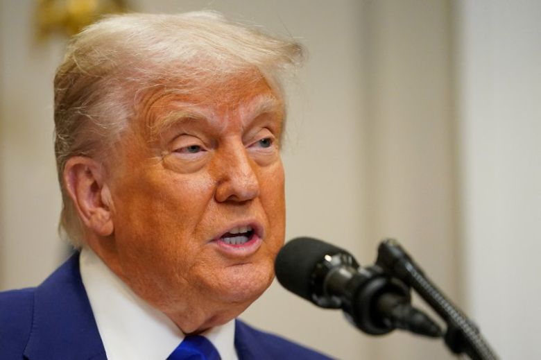 도널드 트럼프 미국 대통령이 12일(현지시간) 워싱턴 백악관 루스벨트룸에서 기자회견을 하고 있다. 로이터 연합