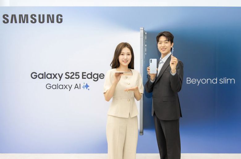 삼성전자 모델들이 13일 '삼성 강남'에서 진행된 '갤럭시 S25 엣지' 공개 행사에서 '갤럭시 S25 엣지' 제품을 소개하고 있다. 삼성전자 제공