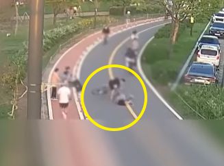 지난달 20일 오후 6시40분께 서울 여의도 한강공원 자전거 도로에서 자전거를 주행하던 남학생이 갑자기 튀어나온 여성 보행자와 부딪혀 사고가 발생했다./사진=유튜브 '한문철TV' 캡처