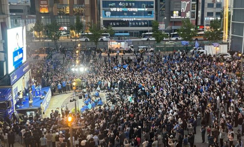 더불어민주당 이재명 대선 후보가 13일 오후 7시 롯데백화점 울산점 광장에서 대선 유세에 나선 가운데 현장에 많은 지지자들이 집결해 있다. 사진=최수상 기자