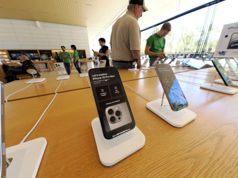 지난달 29일(현지시간) 미국 캘리포니아주 쿠퍼티노의 애플 본사 방문자 센터에 아이폰16프로맥스가 전시돼있다.EPA연합뉴스