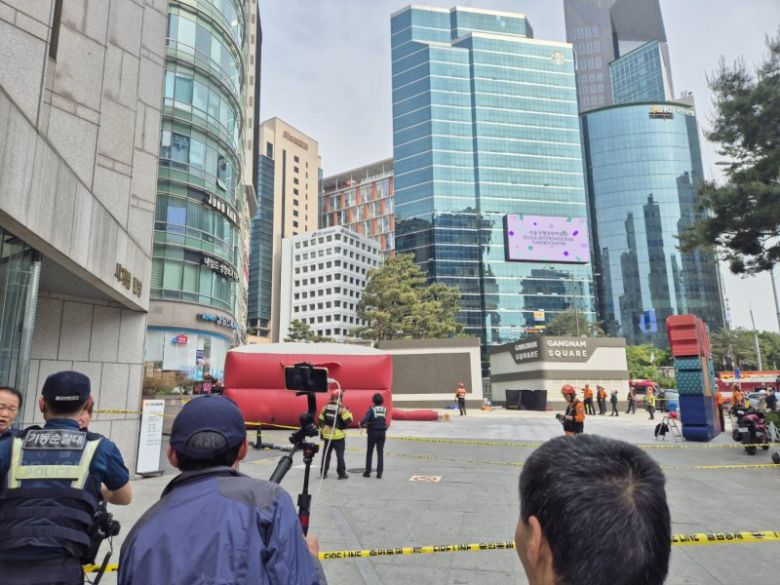 13일 서울 강남역 인근의 한 빌딩 옥상 난간에 한 시민이 올라 소방당국이 에어매트를 설치한 모습 . 2025.5.13/뉴스1 ⓒ News1 남해인 기자 /사진=뉴스1