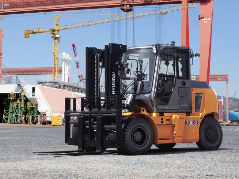 HD현대사이트솔루션이 오는 6월 출시하는 중대형 전동 지게차. HD현대사이트솔루션 제공