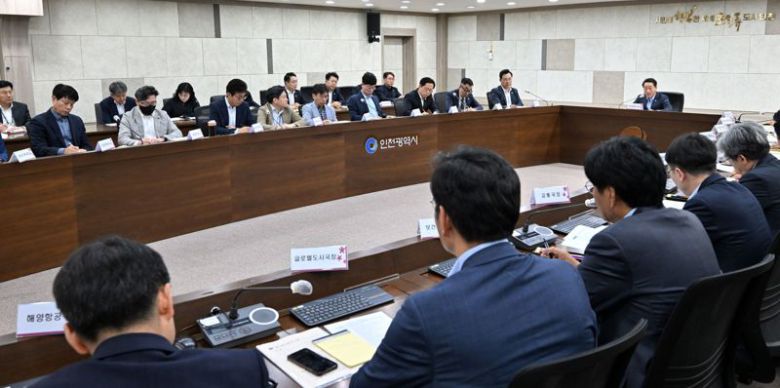 유정복 인천시장이 13일 시청 영상회의실에서 열린 5월 간부회의에서 주요 현안을 논의하고 있다. 인천시 제공.