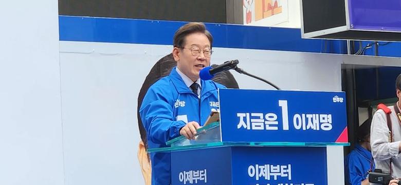 이재명 더불어민주당 대선 후보가 13일 오후 대구시 중구 동성로 옛 대구백화점 앞 중앙무대에서 " 모인 여러분들을 보니까 옛날의 대구 같지가 않다. 대구가 디비진 것 같다"라고 목소리를 높였다. 김장욱 기자
