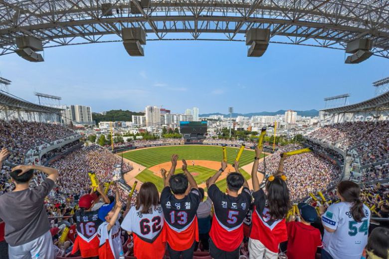 그동안 5월 18일 광주-기아챔피언스필드에서 열린 프로야구 KIA 타이거즈 홈경기<사진>에서 응원을 자제했던 전통을 넘어 오는 18일 오후 2시 프로야구 KIA 타이거즈 홈경기에서 '5·18 특별 이벤트'가 펼쳐진다. 광주광역시 제공