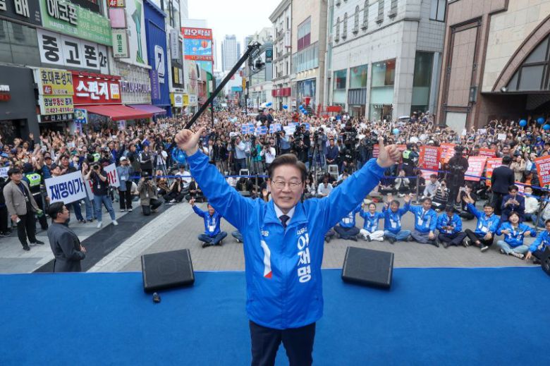이재명 더불어민주당 대통령 후보가 대표적 험지인 대구·경북(TK) 지역 유세에 돌입한 13일 오후 대구 중구 동성로에서 연설을 마친 뒤 두손을 번쩍 들고 있다. 2025.5.13/뉴스1 ⓒ News1 안은나 기자 /사진=뉴스1