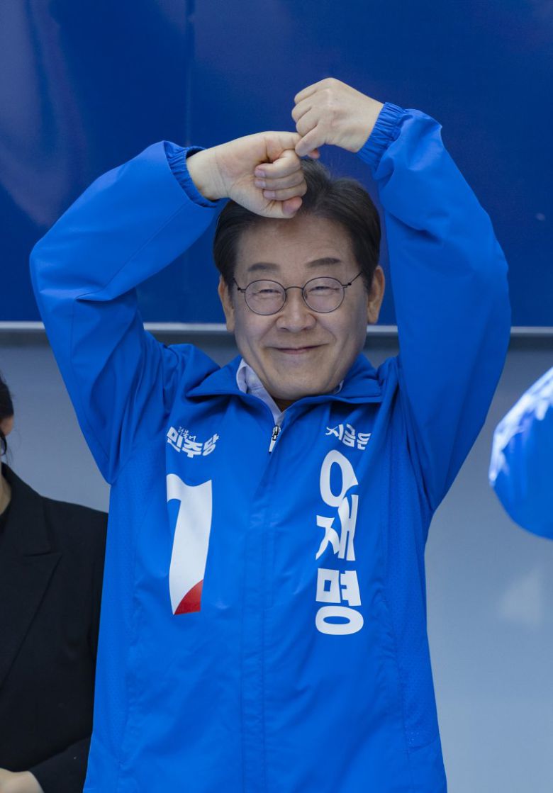 더불어민주당 이재명 후보가 14일 부산 서면 유세에서 새끼 손가락 걸기 포즈를 하고 있다. 연합뉴스